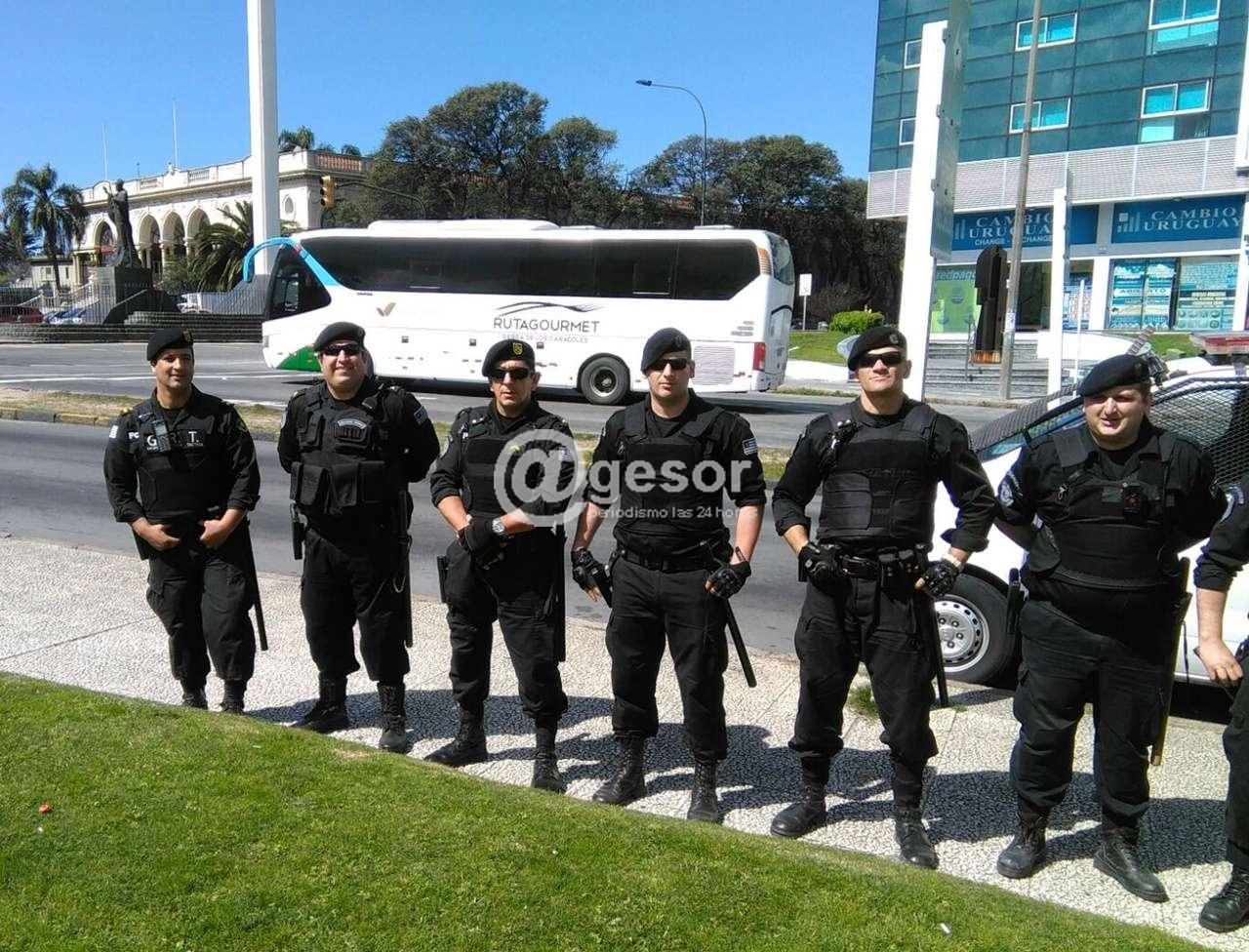Personal del  GRT  de Soriano  se encuentra  trabajando en  apoyo  a la  seguridad  externa  del clásico  del fútbol uruguayo  que se  disputa  este domingo.